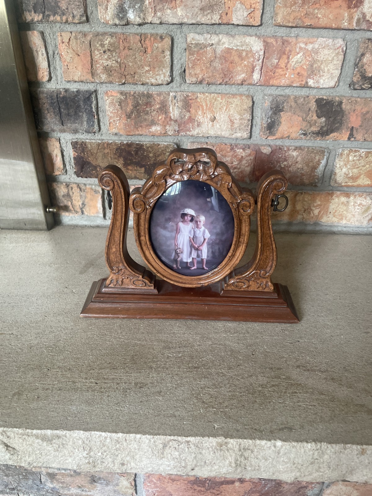 Vtg. Ornate Victorian Style Oval Swivel Picture Frame Albert E. Prince Products Vtg. Ornate Victorian Style Oval Swivel Picture Frame Albert E. Prince Products