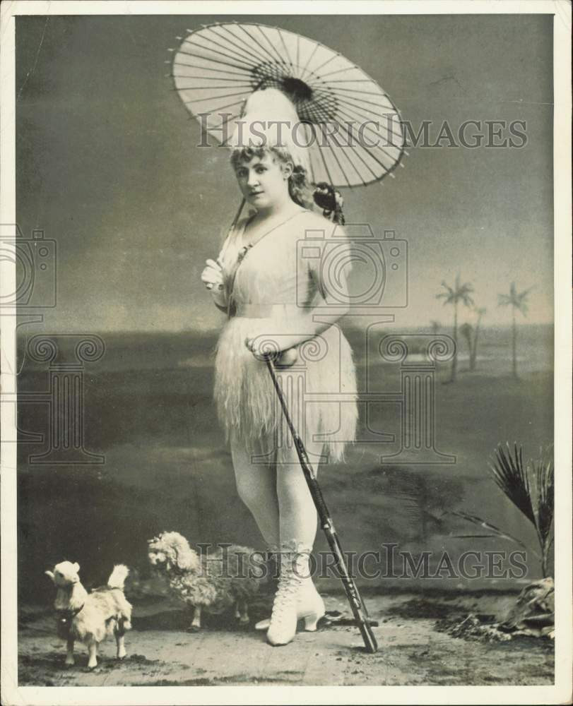 1940 Press Photo Lydia Thompson posing as Robinson Crusoe with a parasol 1940 Press Photo Lydia Thompson posing as Robinson Crusoe with a parasol