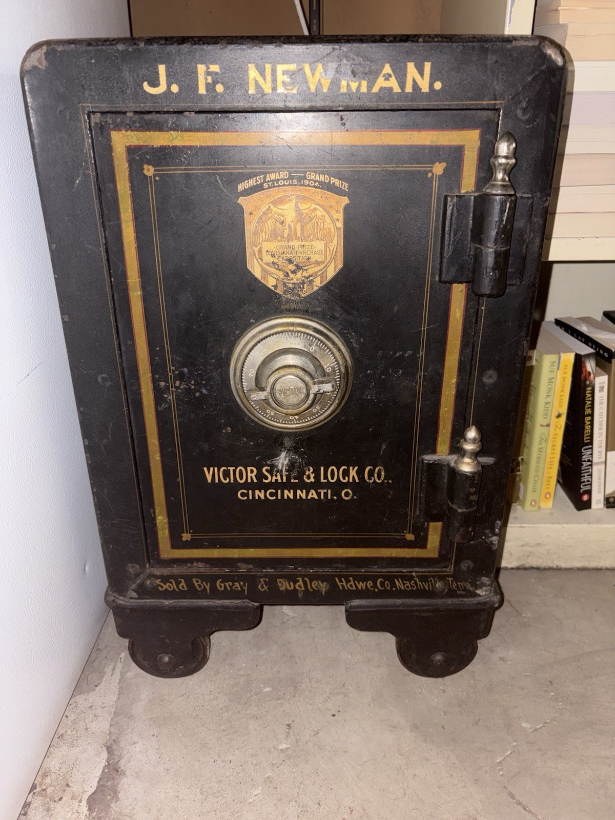 100+ Yr. Old Victor Safe and Lock Co. Home Safe. Includes Original Key 🔑