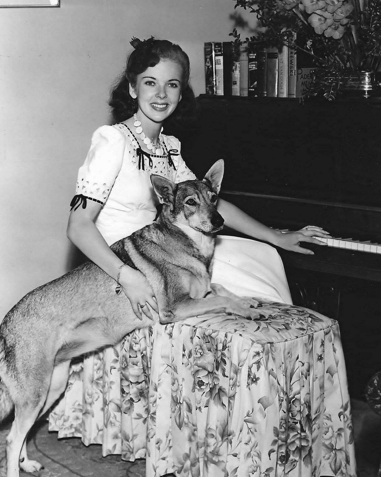 Legendary IDA LUPINO with Pet Dog Photo   (214-P )