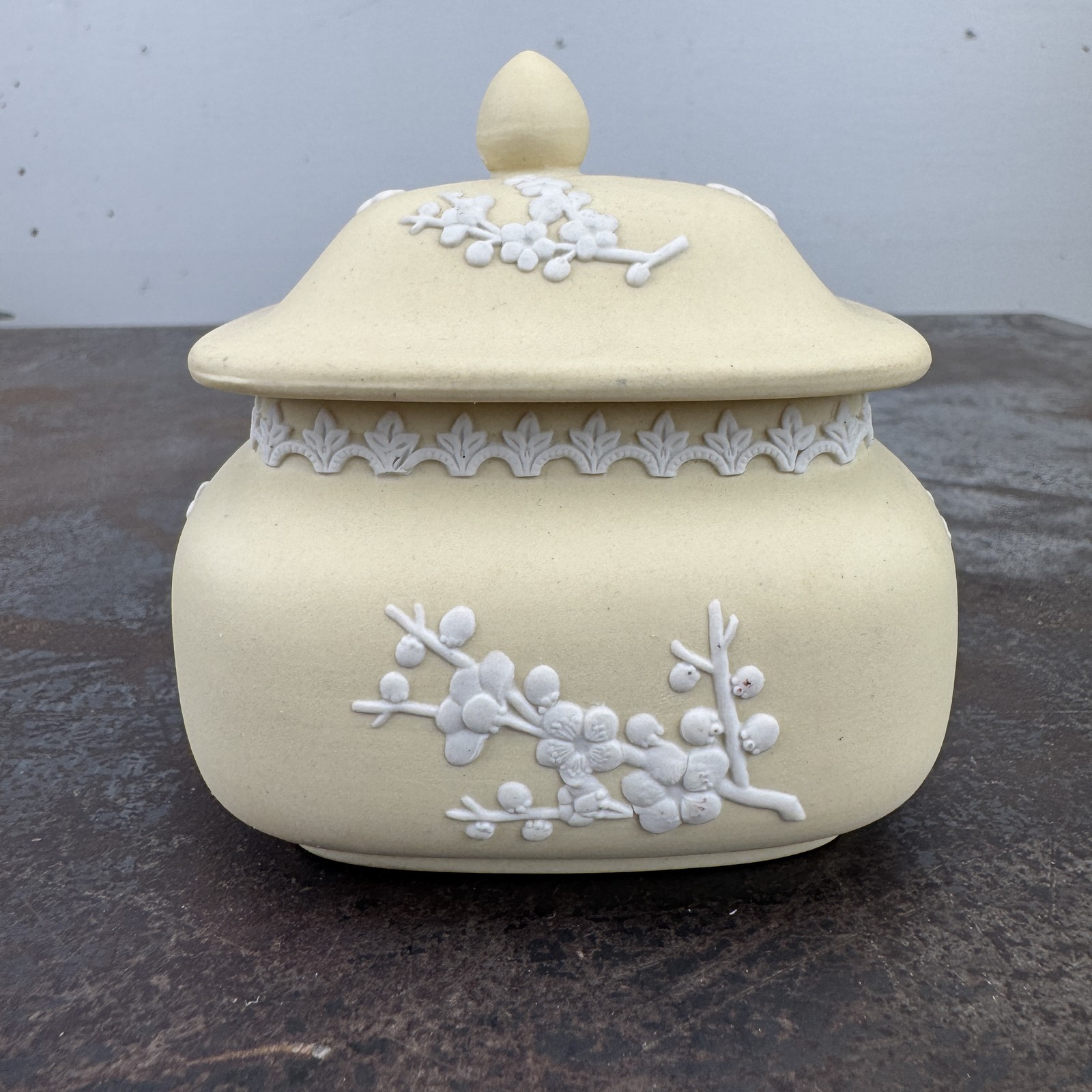 WEDGWOOD Yellow Jasperware Primrose Pagoda Trinket Box Prunus Blossom England T