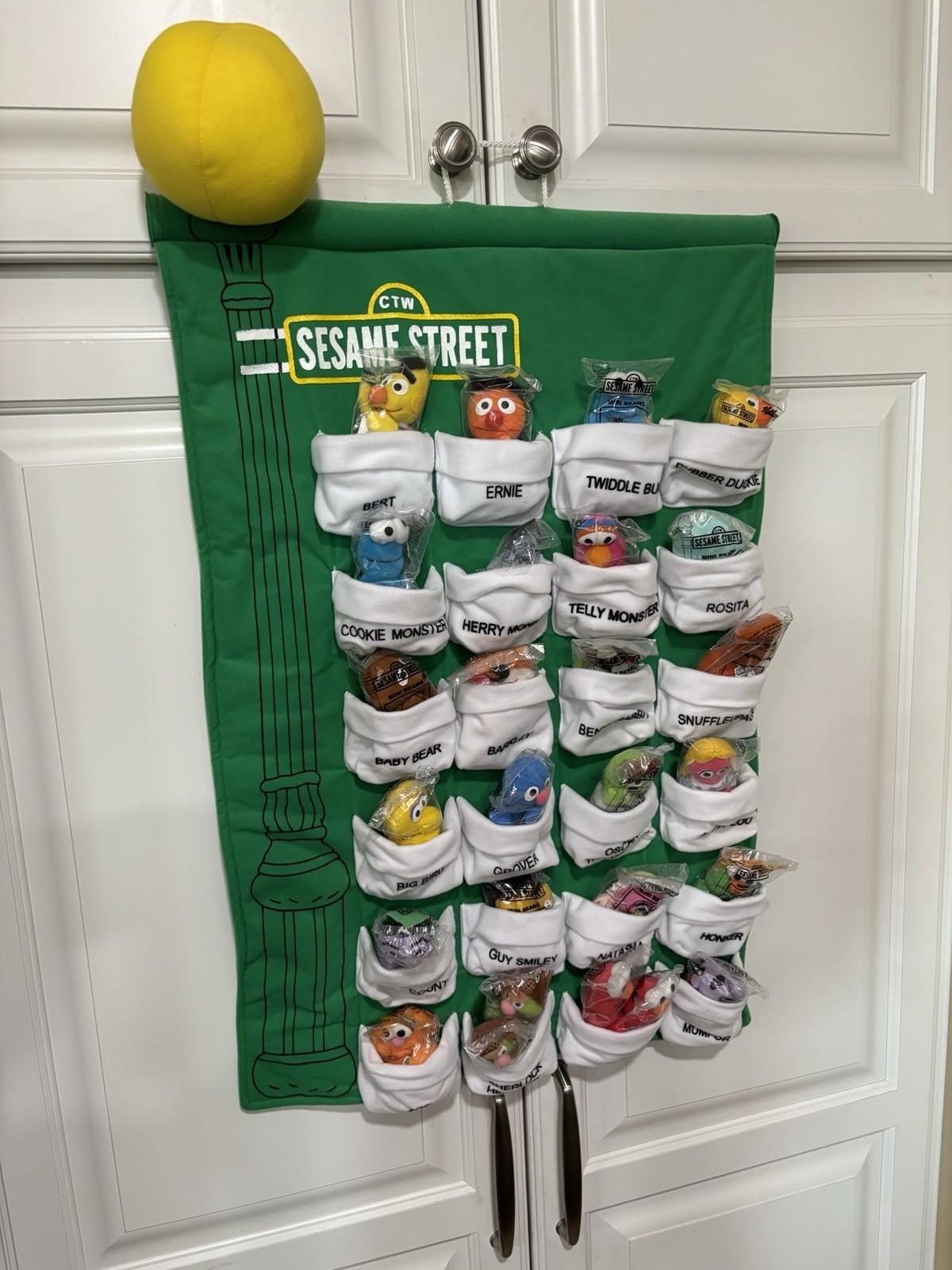 1999 Kelloggs Sesame Street Mini Beans Complete Set 24 with Green Display Hanger