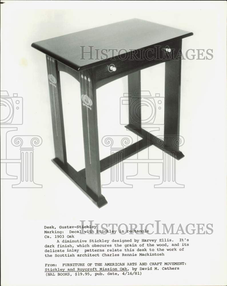 1981 Press Photo Dark finish Gustav-Stickley oak desk designed by Harvey Ellis