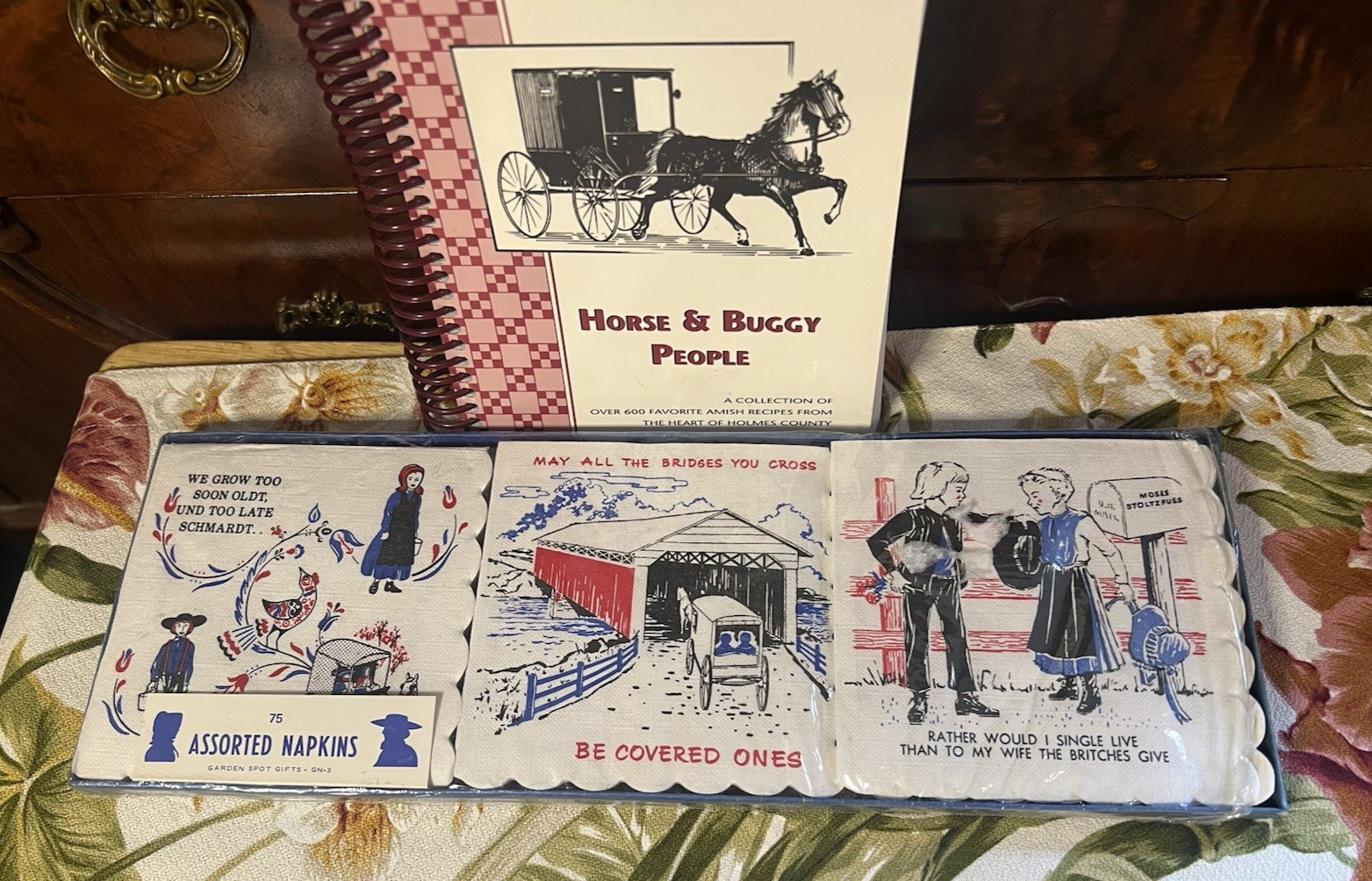 VTG Amish Cookbook & 74 Napkins Cooking With The  Horse & Buggy People NEW