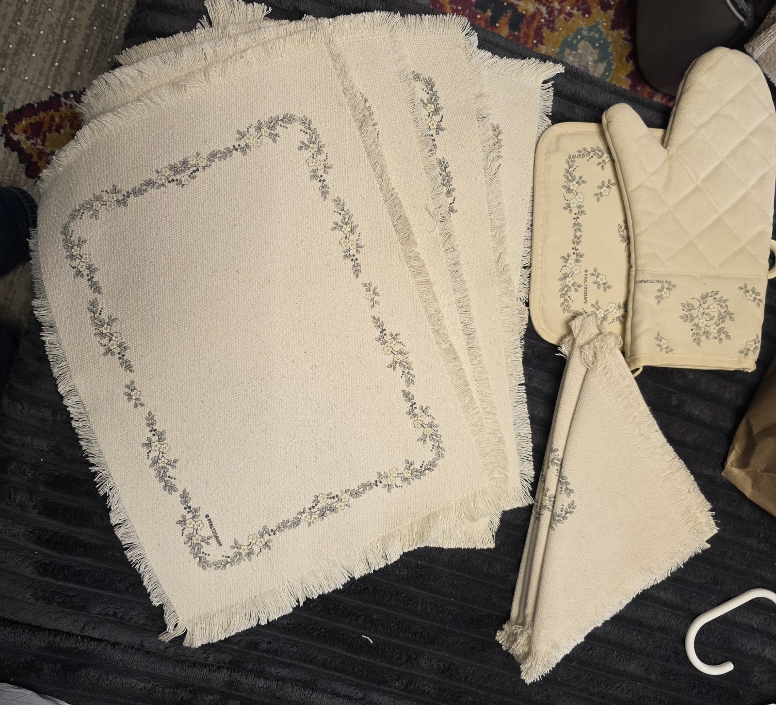 Pfaltzgraff remembrance Placemats Napkins and Pot Holders Set. Never Used.