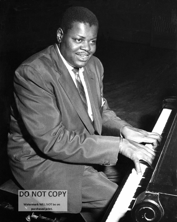 OSCAR PETERSON CANADIAN JAZZ PIANIST AND COMPOSER  8X10 PUBLICITY PHOTO (AZ-270)