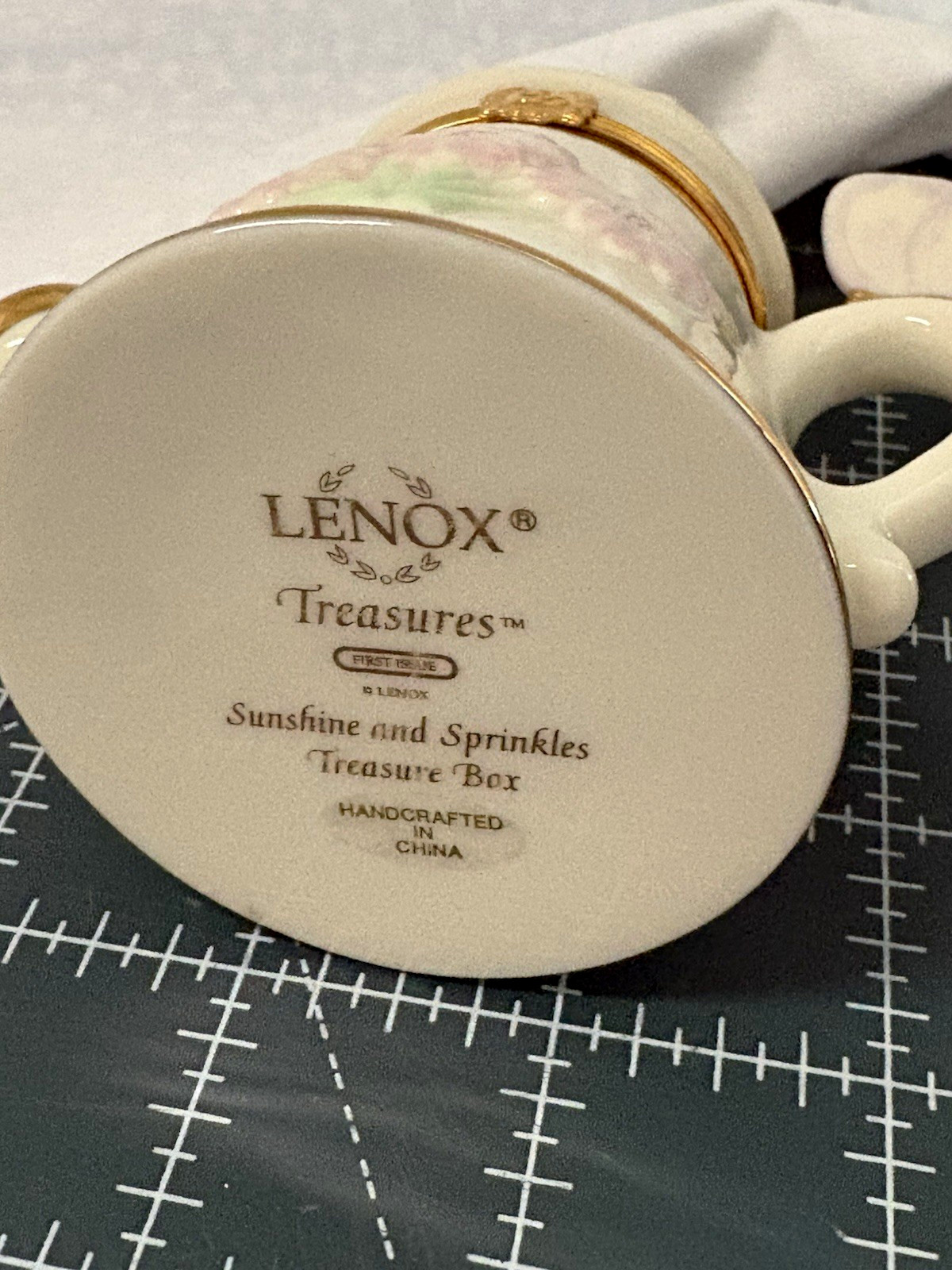 Lenox Treasures “Sunshine an Sprinkles” porcelain treasure box. Charm included.