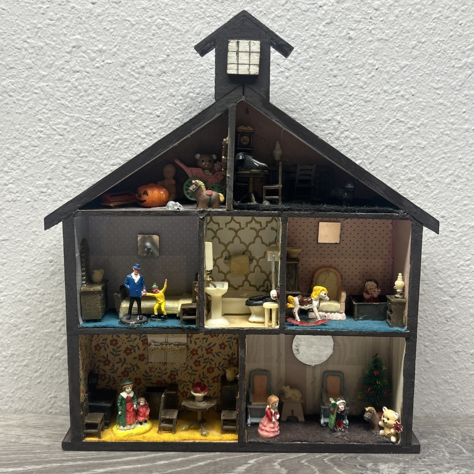 VINTAGE WOODEN HOLIDAY-THEMED HOUSE WALL HANGING DISPLAY WITH MINIATURES 9.5”