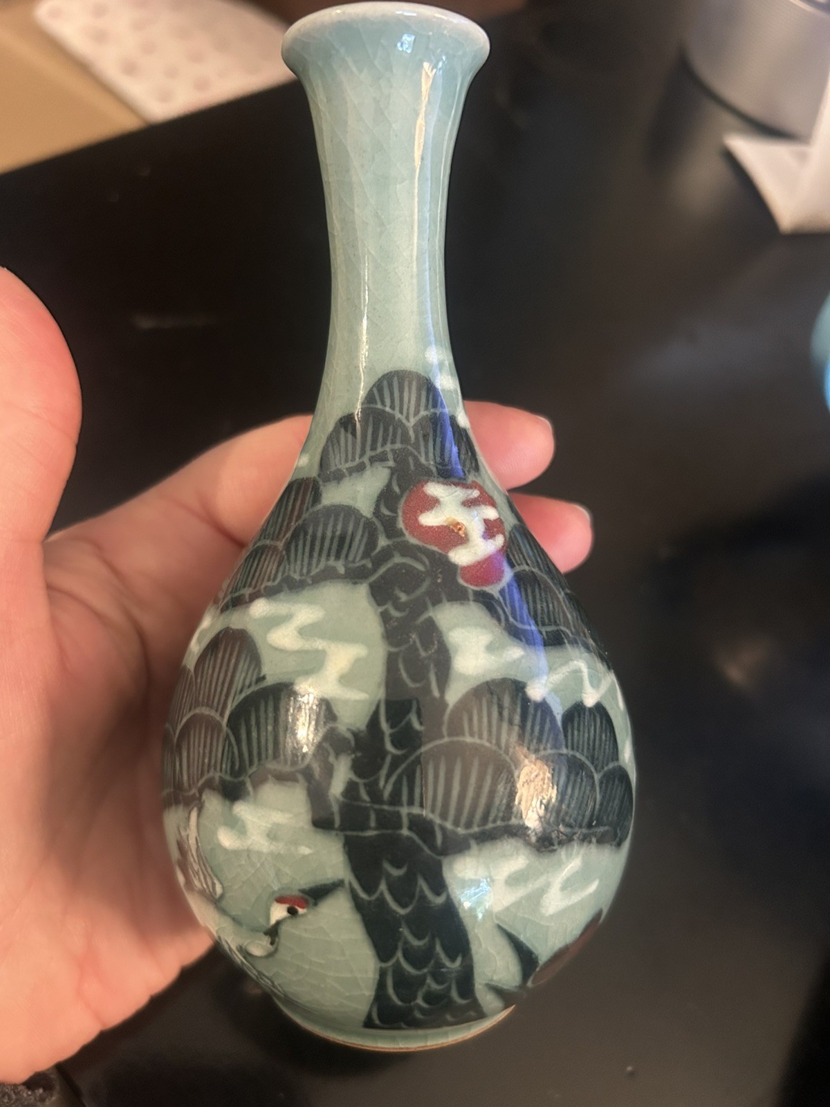 Traditional Korean Celadon Jubyeong Vase Hand-painted Crackle Glaze Signed crane Traditional Korean Celadon Jubyeong Vase Hand-painted Crackle Glaze Signed crane