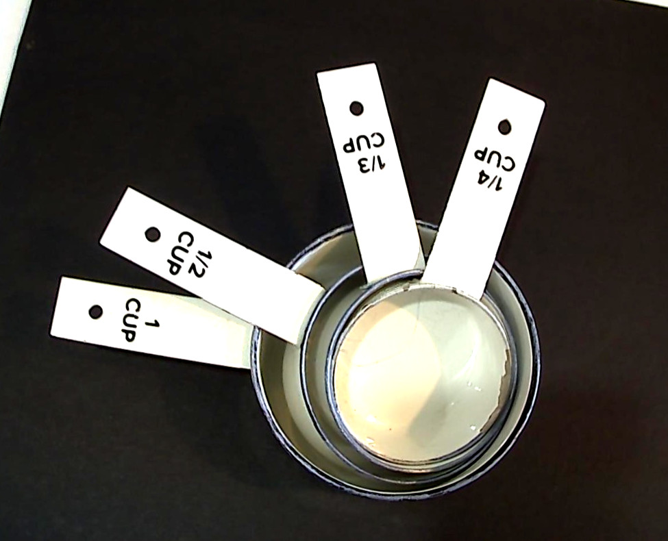 VINTAGE ENAMELWARE CROFTON MEASURING CUPS WHITE WITH BLUE TRIM