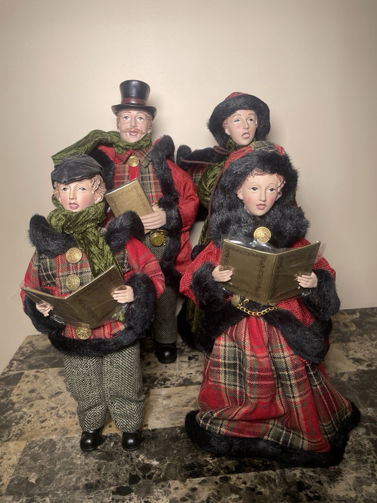 VNTG Valerie Parr Hill QVC Dickens Christmas Carolers Red Plaid Family Set Of 4 