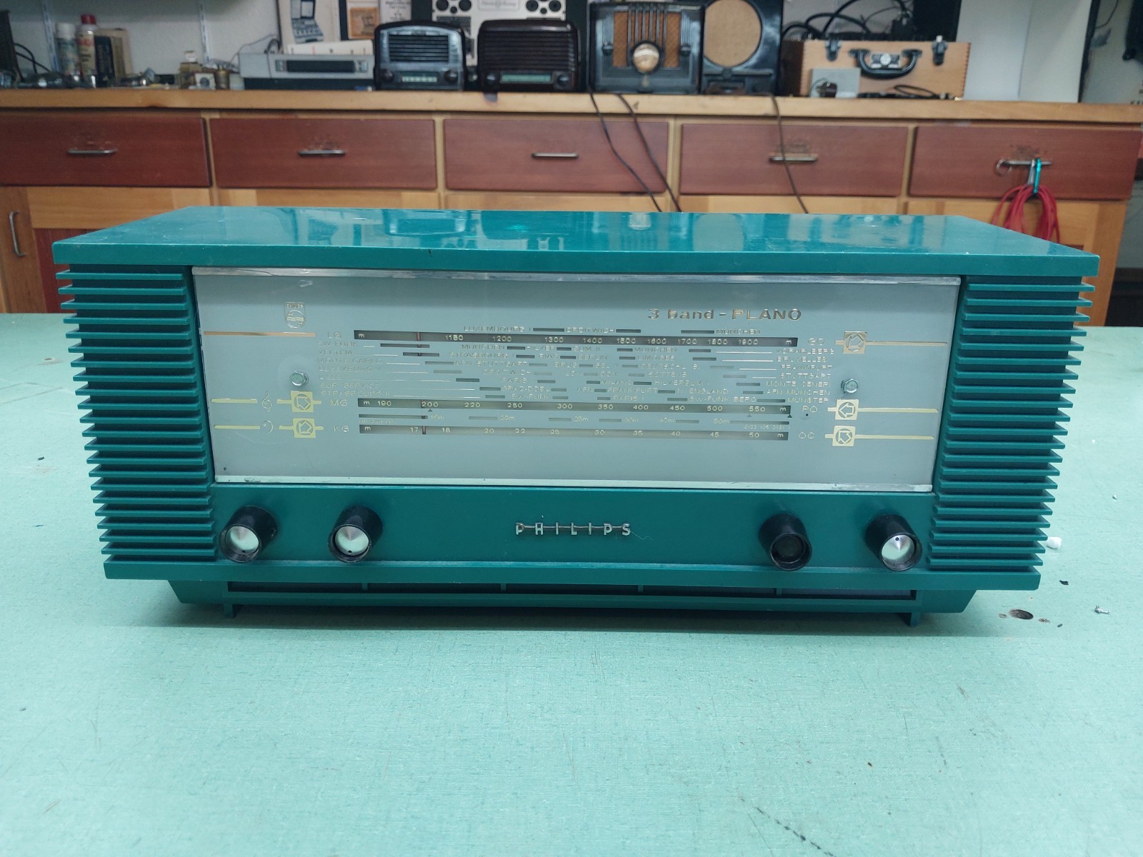Vintage Philips Plano B3X40U / 00X In a nice green and working tube radio Vintage Philips Plano B3X40U / 00X In a nice green and working tube radio