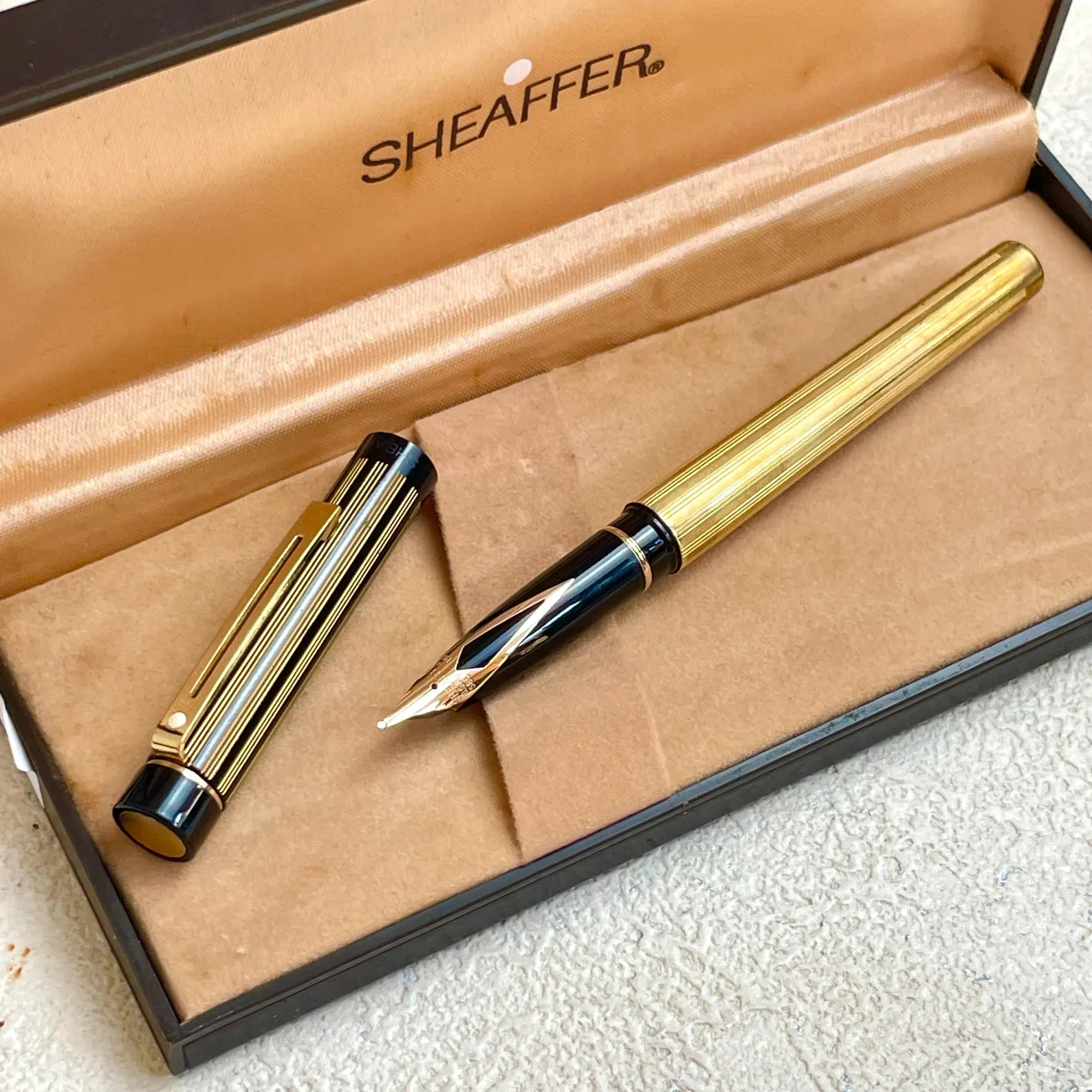 Vintage Sheaffer Targa 1005 with 675 Cap Fountain Pen 14K Gold B Nib USA BS145