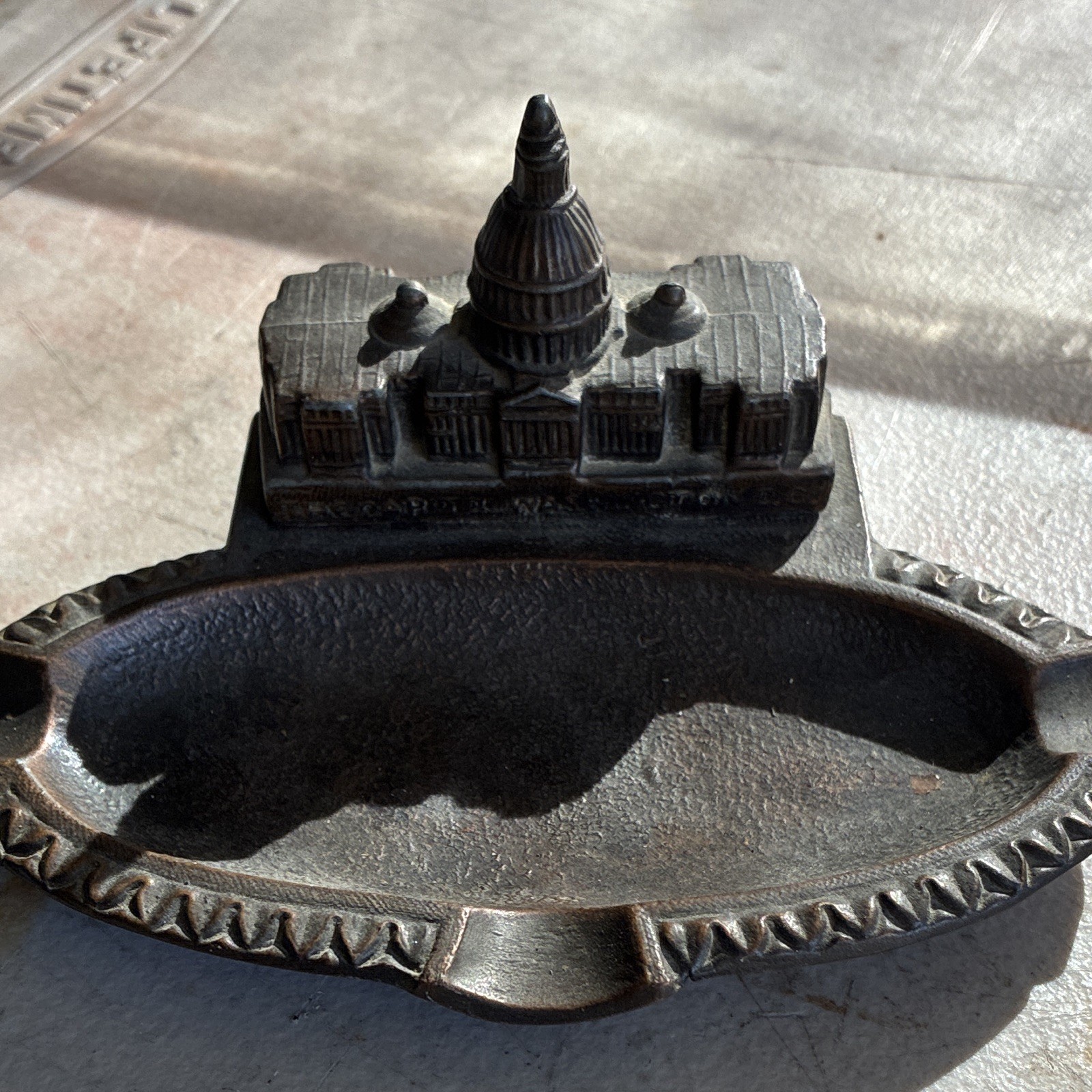 Metal Oval Ashtray with U.S. Capitol Building Figurine Decorative Figure