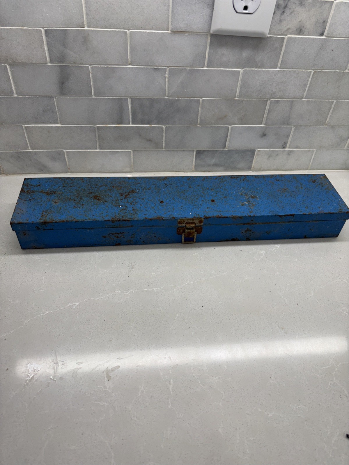 VINTAGE KRAEUTER METAL TOOL BOX  17.5 X 3.5  D2
