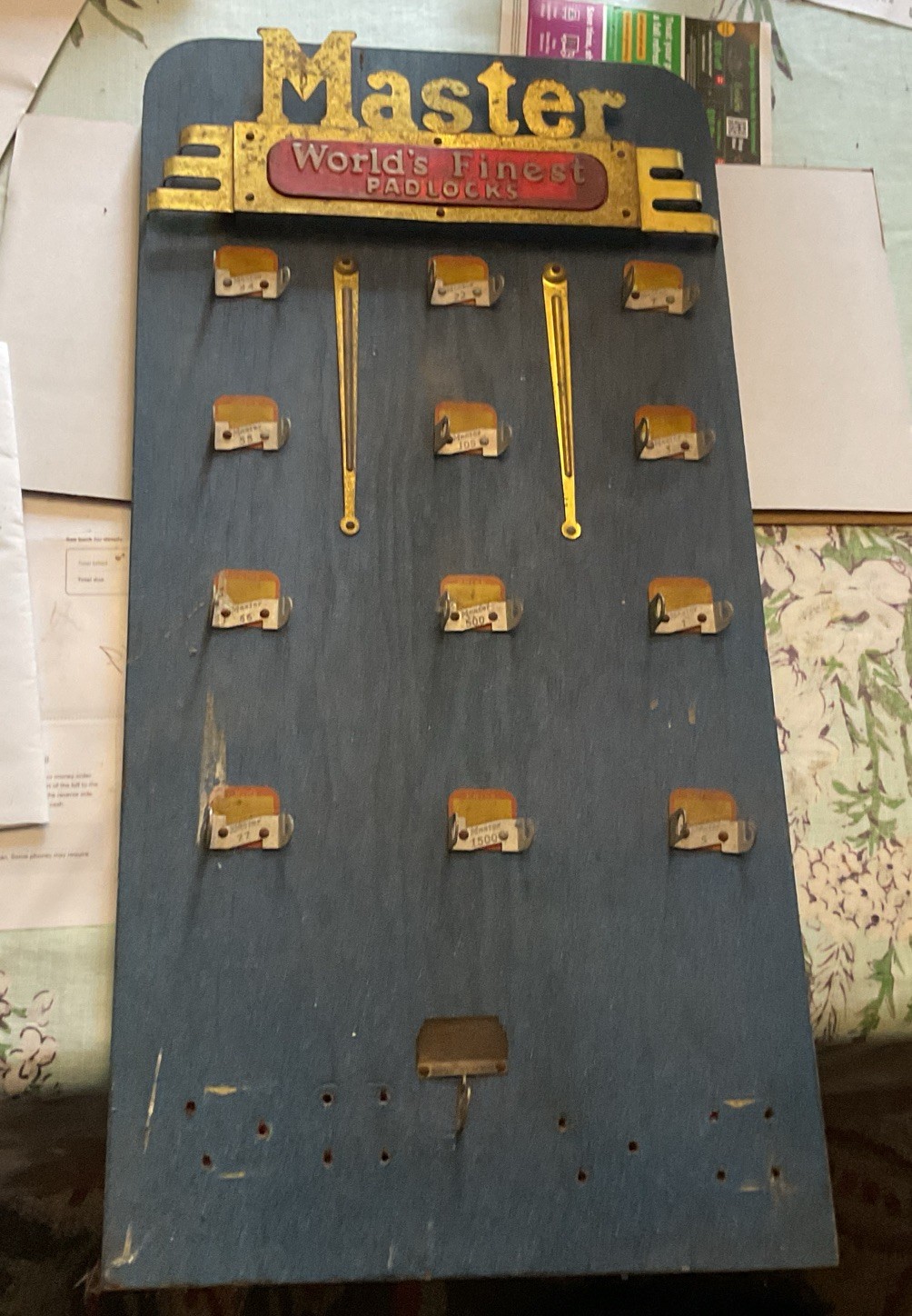 VINTAGE MASTER LOCK STORE WOOD & BRASS DISPLAY BOARD PADLOCK 23.5\