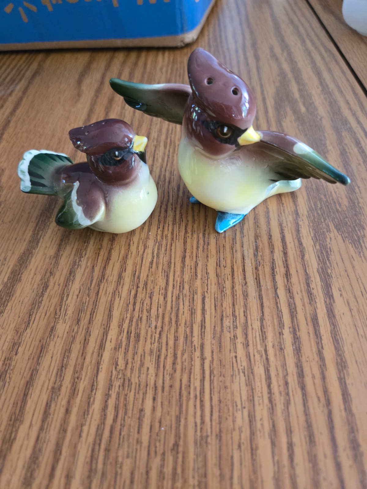 Very pretty pair of vintage cardinals bird salt and pepper shakers