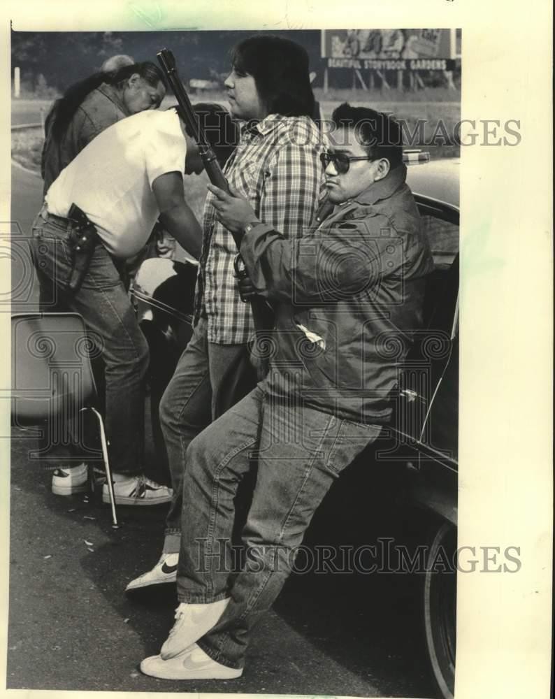 1984 Press Photo Native American Joe Gauthier And Rifle At Ho-Chunk Bingo Hall