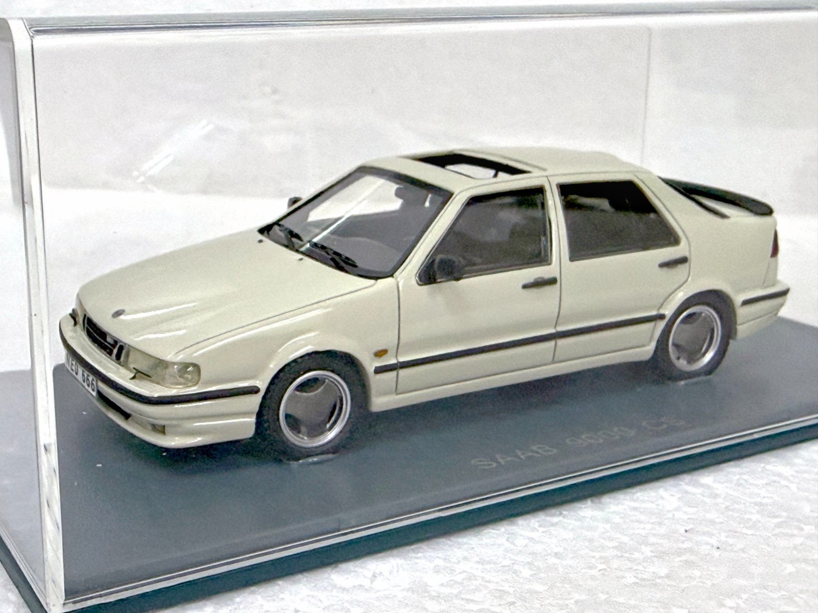 Defective Neo Scale Models Saab 9000 CS 1995 (43666) resin 1/43 scale model car