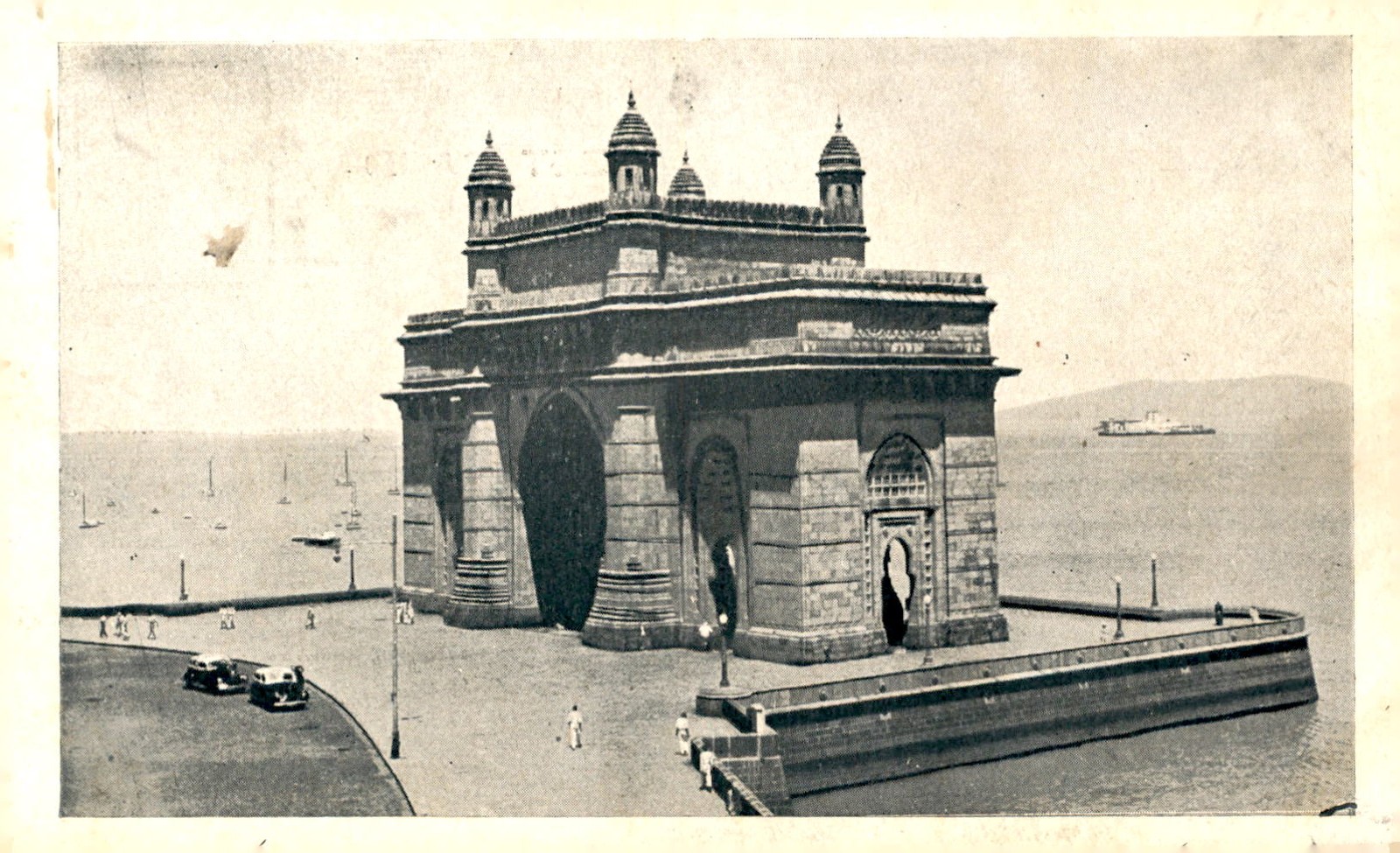 Gateway of India, Bombay, 1911-12 royal landing Postcard