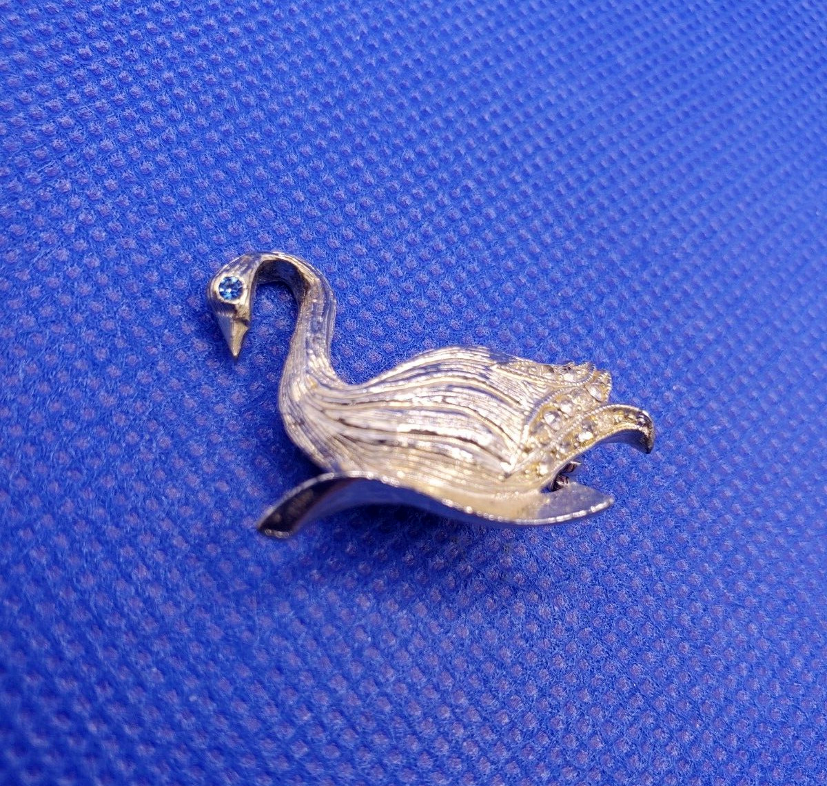 Vintage Unsigned Jeweled Swan Goose Blue Eye 1 inch Pin Brooch