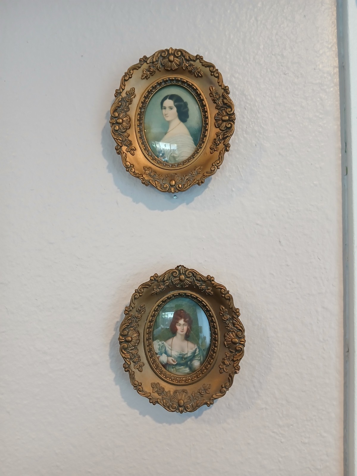 VINTAGE A CAMEO CREATION ORNATE CONVEX OVAL GOLD FRAMES SET OF 2 VINTAGE A CAMEO CREATION ORNATE CONVEX OVAL GOLD FRAMES SET OF 2