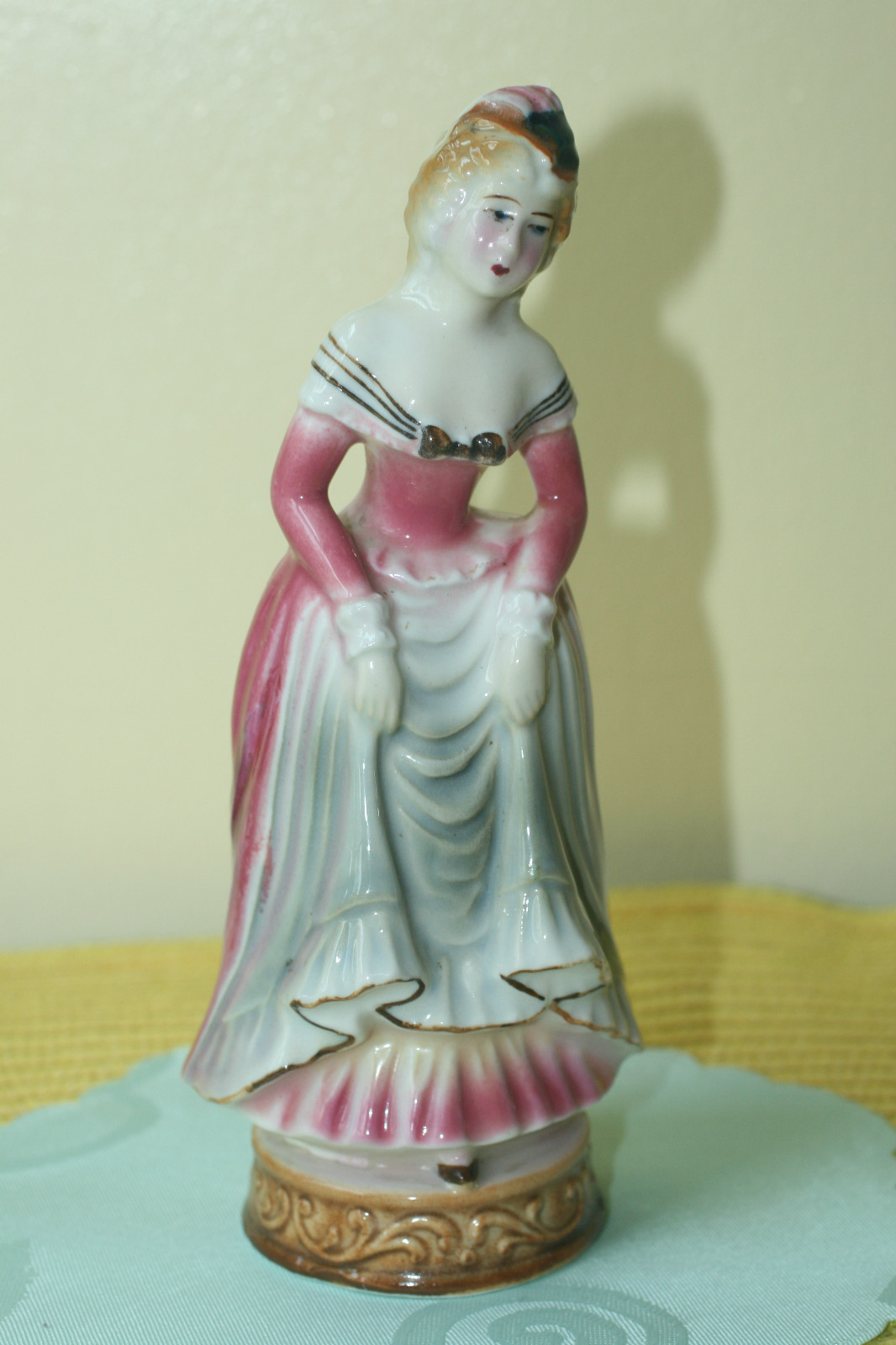 VINTAGE PORCELAIN COLONIAL LADY FIGURINE 7.5\
