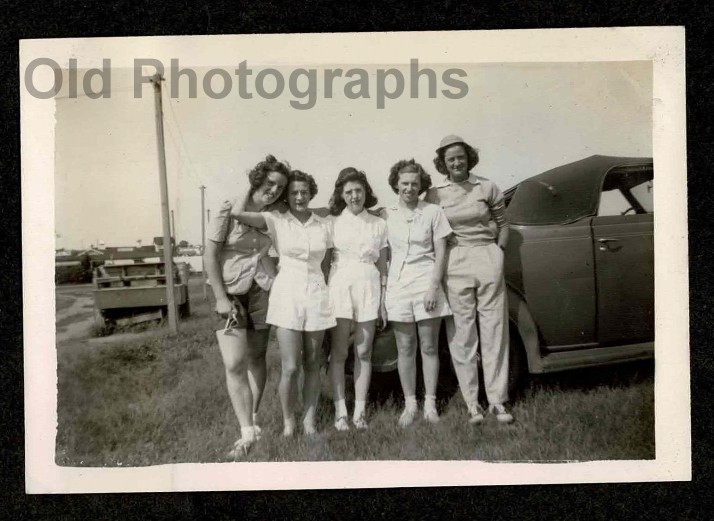 5 WOMEN GIRLFRIENDS LEGS SADDLE SHOES CAR 1942 OLD/VINTAGE PHOTO- A457