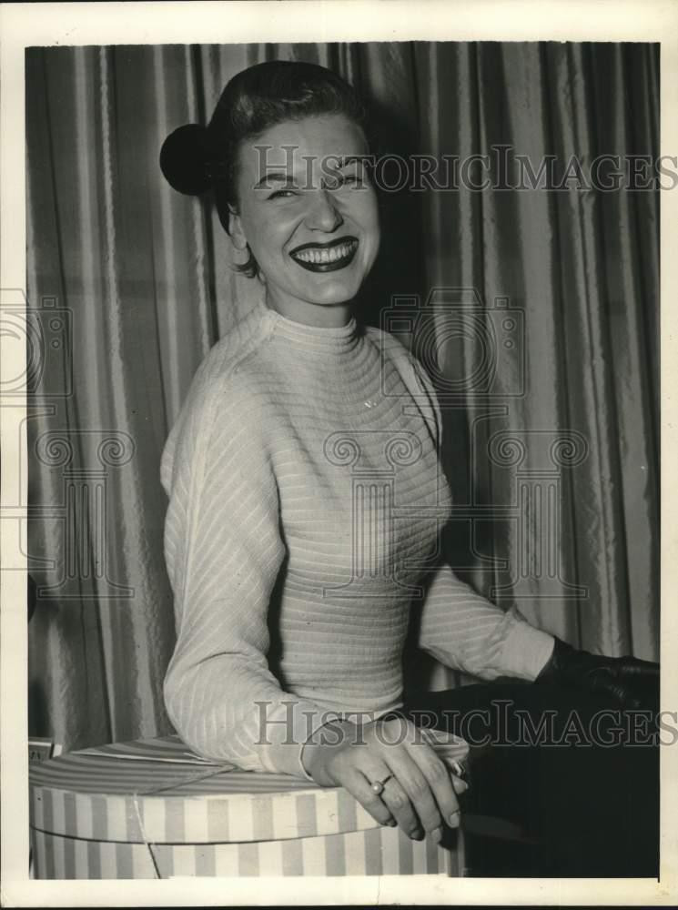 1952 Press Photo Jane Morgan arrives in New York by plane for singing engagement