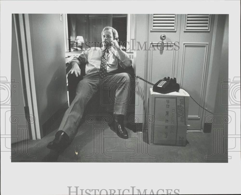 1986 Press Photo Steve Cowper talks on phone at Captain Cook Hotel after victory