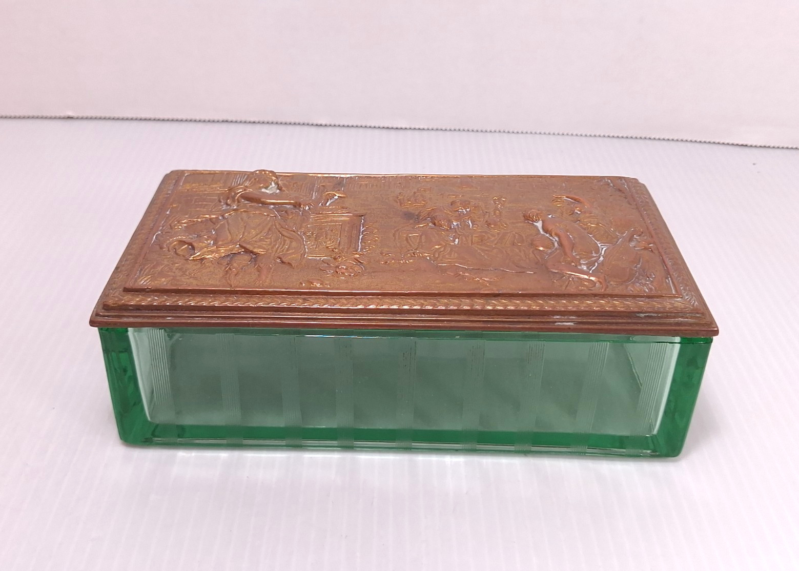 RARE Antique Jennings Brothers Uranium Glass Trinket Box Detailed Lid 1910-1920