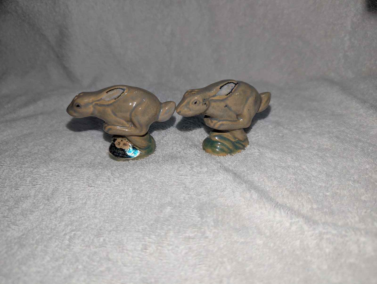 ROSEMEADE POTTERY (WAHPETON ND 1940-64) JACK RABBIT SALT & PEPPER