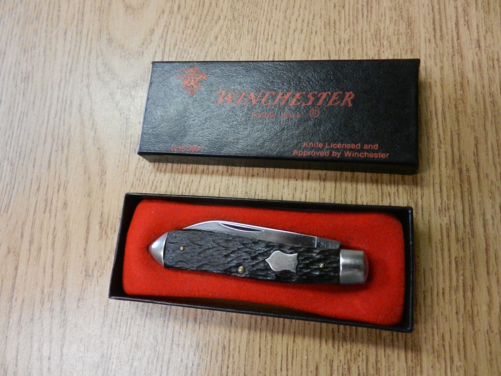 1987 Winchester 2857 Tear Drop Pocket Knife Black Jigged Bone Incorrect Lid 