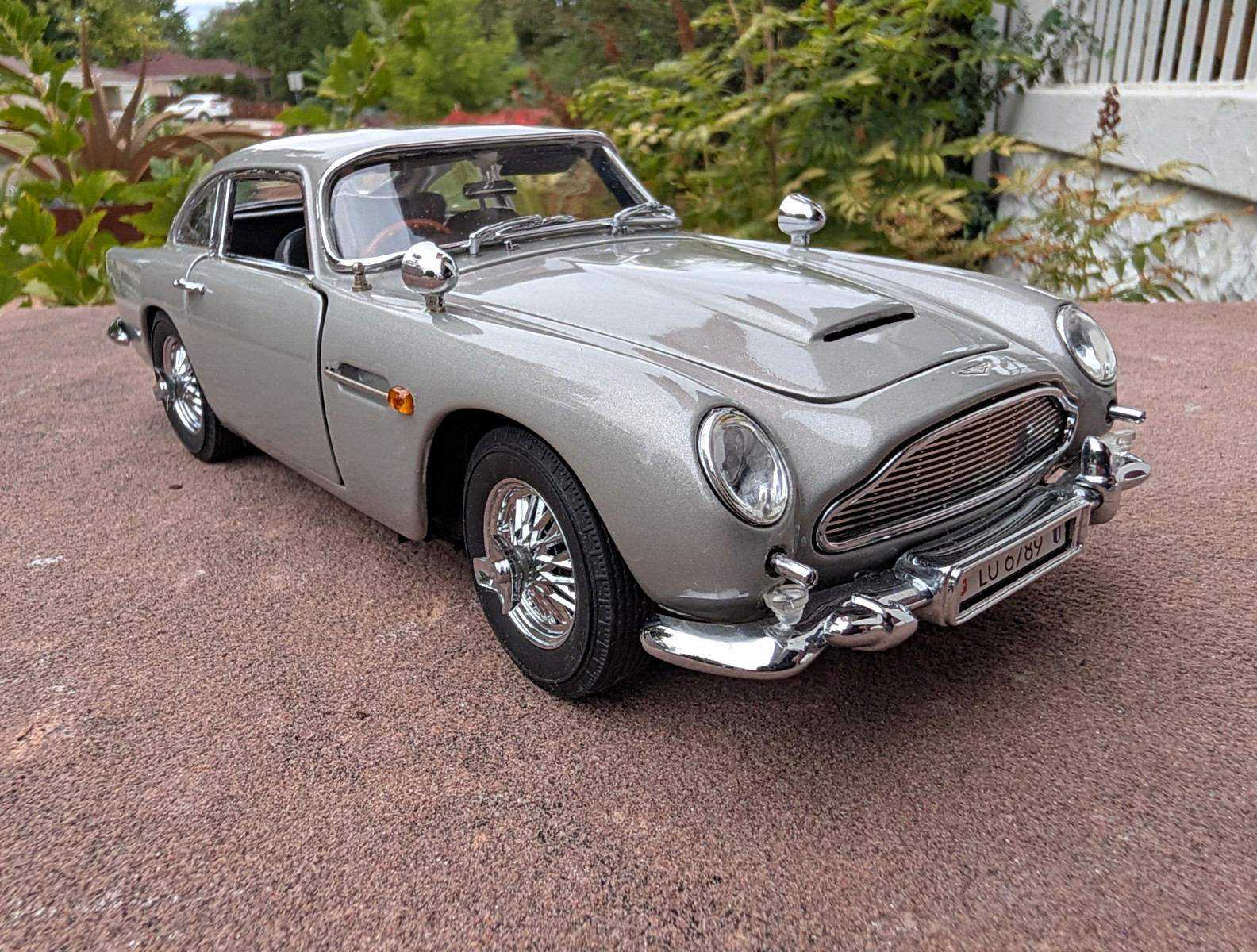 Danbury Mint 1:24 James Bond 007 Aston Martin DB5 Silver Diecast Model Car Danbury Mint 1:24 James Bond 007 Aston Martin DB5 Silver Diecast Model Car