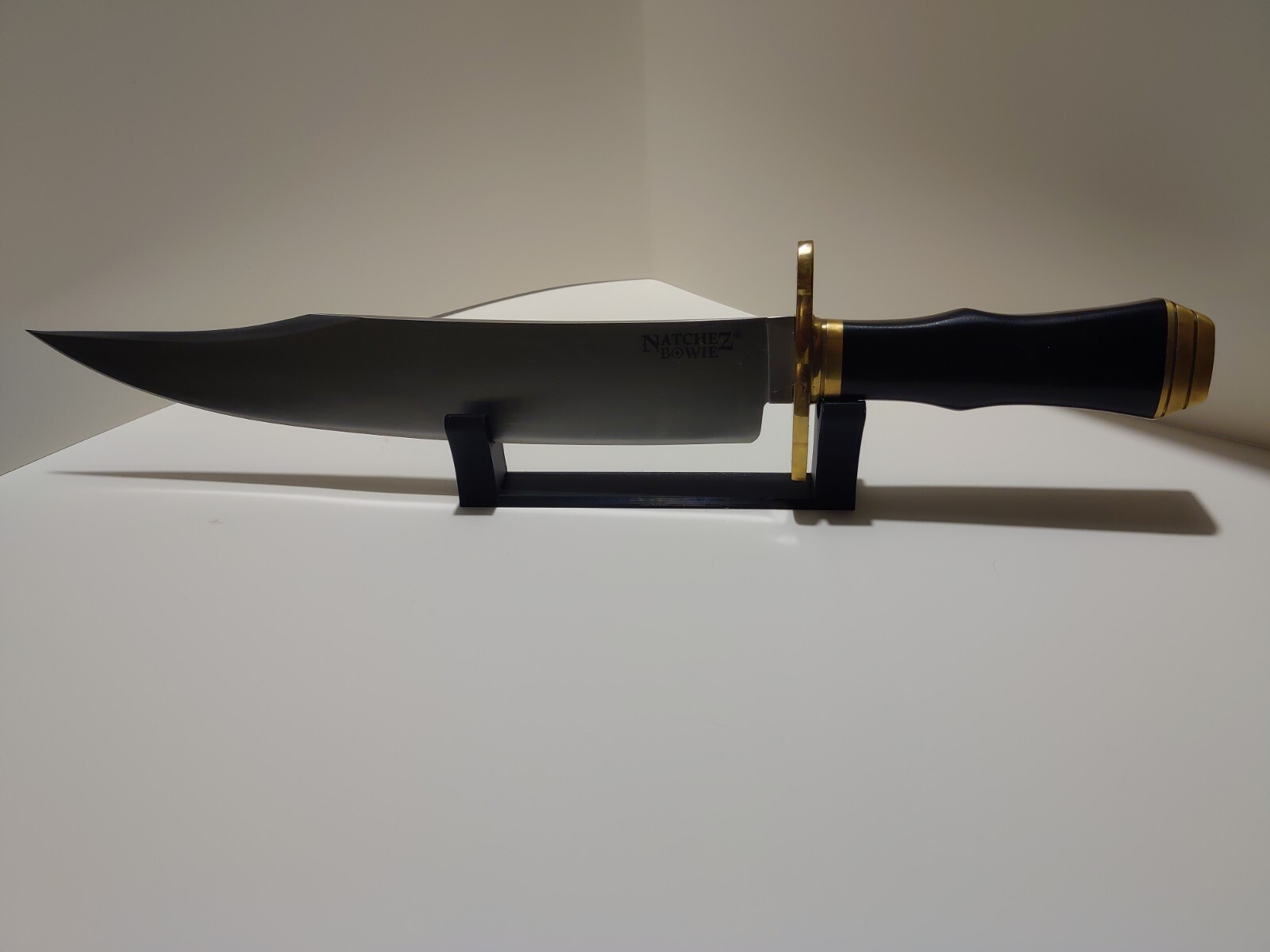 Universal knife display stand