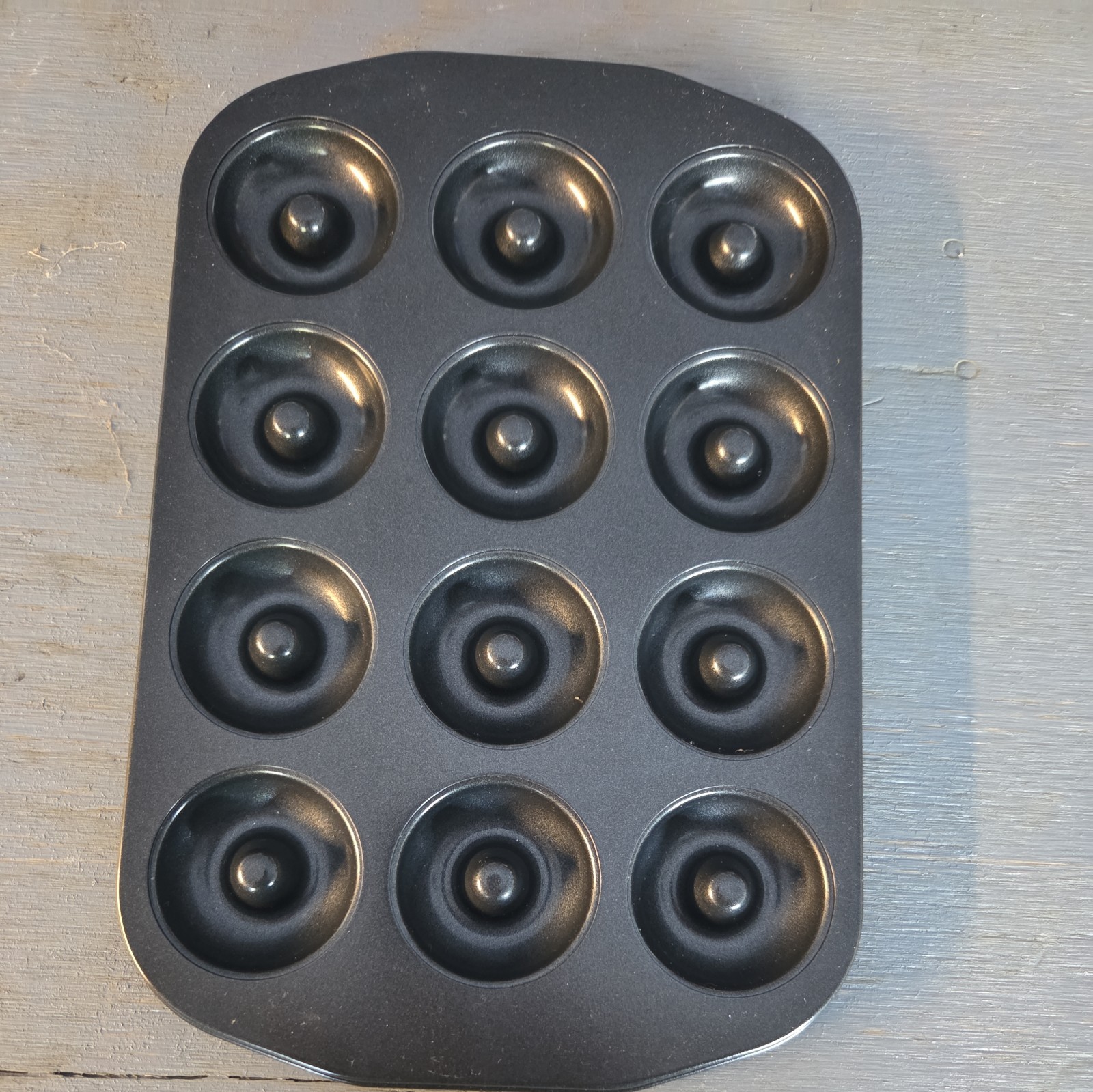 WILTON 2010 VINTAGE MINI PAN, 12 CAVITY, NON STICK DONUT FORM BAKING PAN WILTON 2010 VINTAGE MINI PAN, 12 CAVITY, NON STICK DONUT FORM BAKING PAN