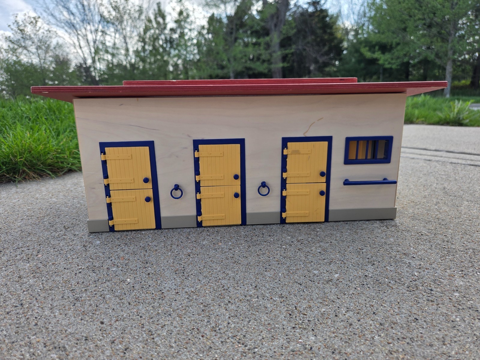 SCHLEICH HORSE STABLE Wood Model 40164 RETIRED ITEM Removable Roof Yellow Doors