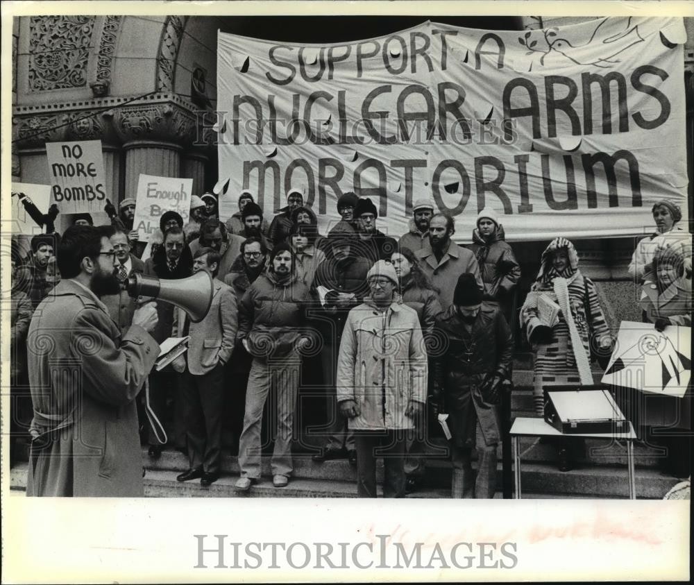 1979 Press Photo Demonstrators outside Federal Building for rally, Milwaukee 1979 Press Photo Demonstrators outside Federal Building for rally, Milwaukee