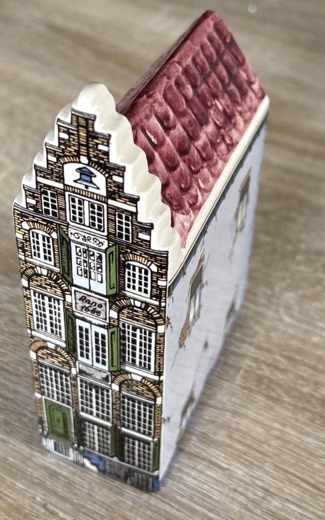 ceramic collectable Dutch canal house No.2 Delft hand painted in good condition