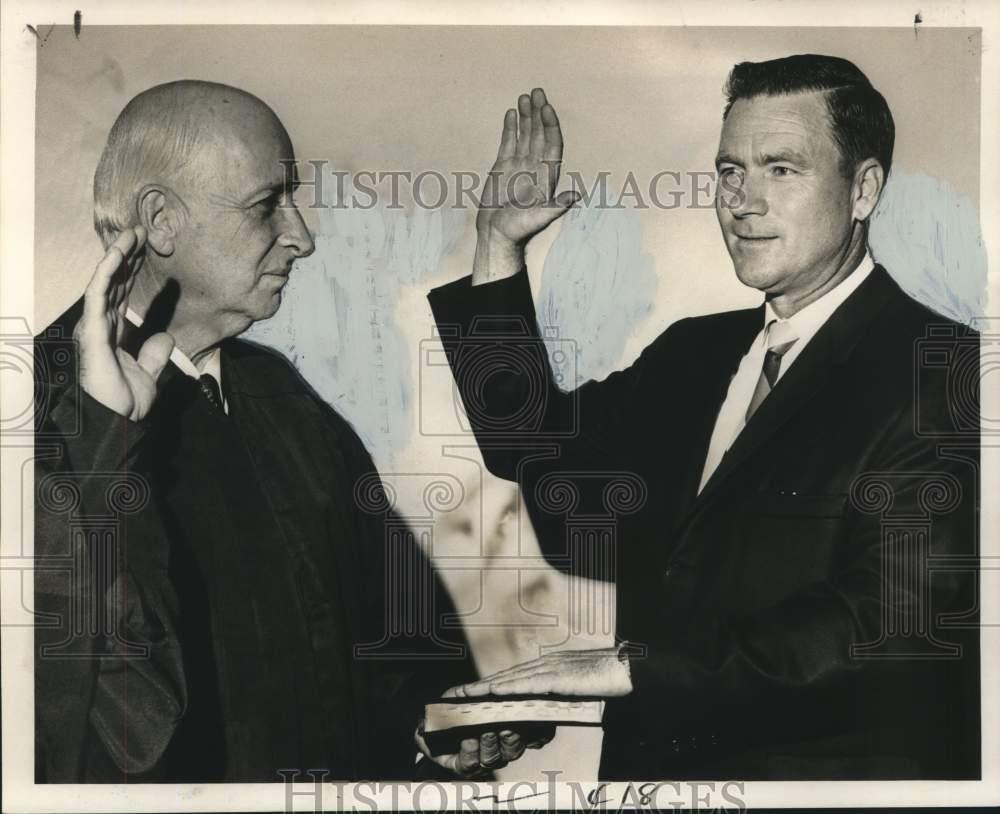 1967 Press Photo Judge S. Sanford Levy Administers Oath to James E. Glancey Jr.