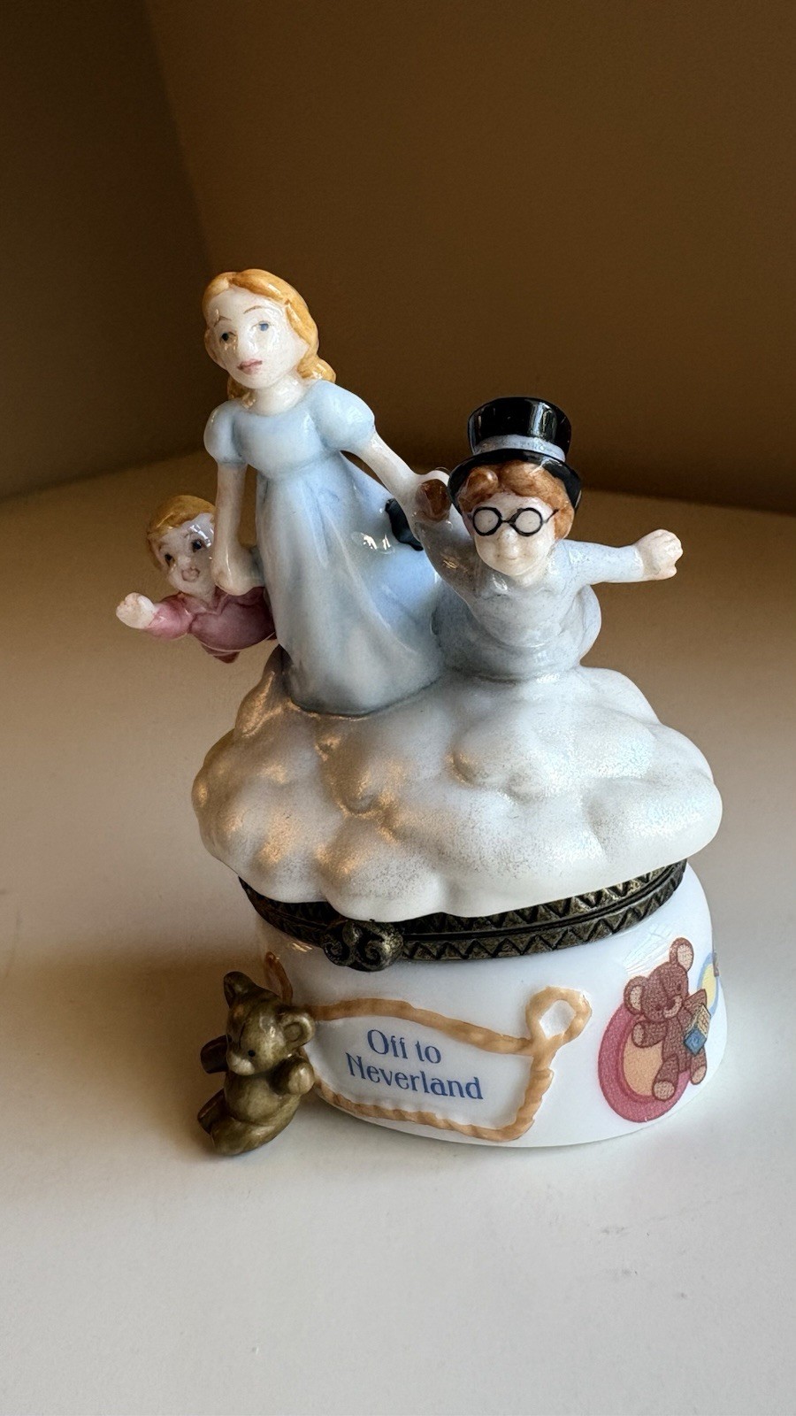 Vintage Peter Pan Porcelain Hinged Box “Off To Neverland” In Original Packaging Vintage Peter Pan Porcelain Hinged Box “Off To Neverland” In Original Packaging