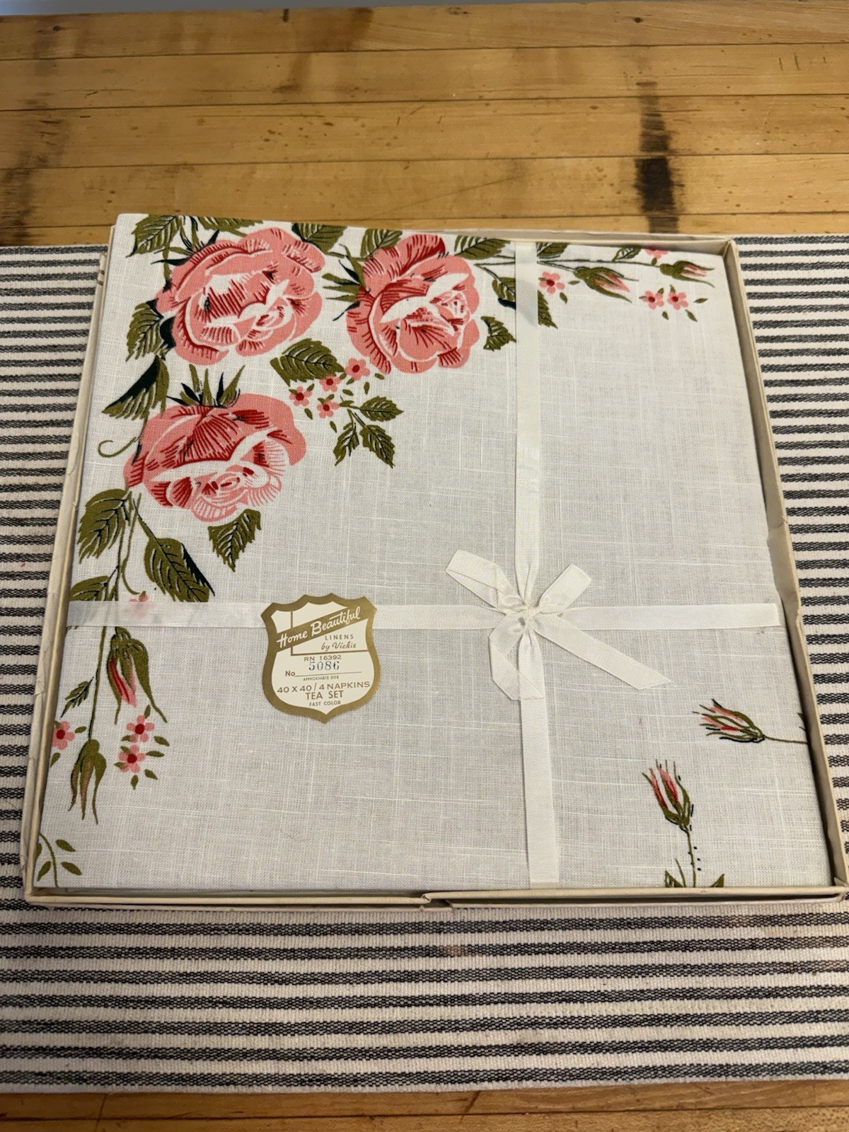Vintage Home Beautiful by Vickie Tea Set 40x40 Tablecloth 4 Napkins Pink Roses