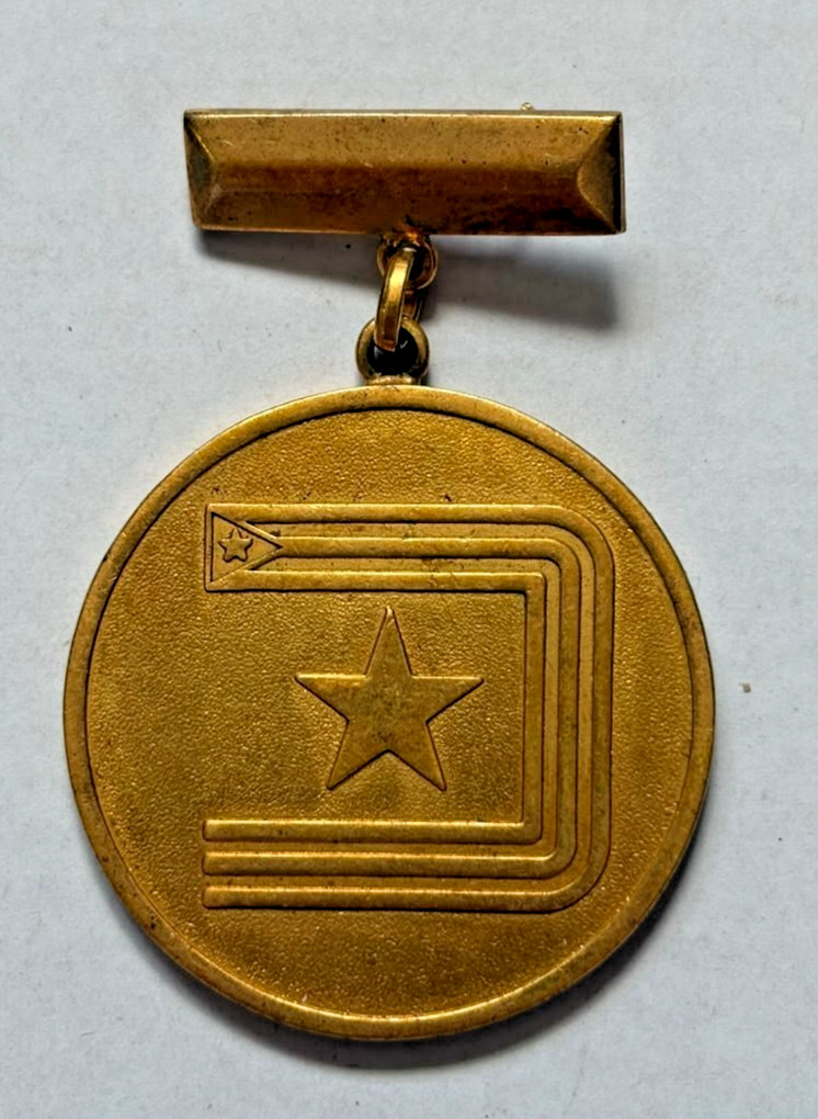 RARE ORDER GOLD STAR FOR LABOR FIDEL CASTRO REVOLUTION MILITARY HERO 1974