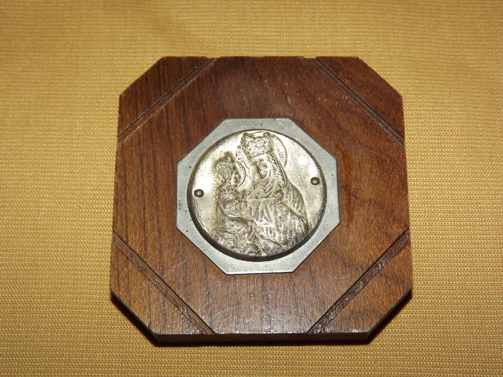  VINTAGE CHRISTIAN  SAINT STE ANNE DE BEAUPRE MEDAL ON  WOOD WALL PLAQUE 
