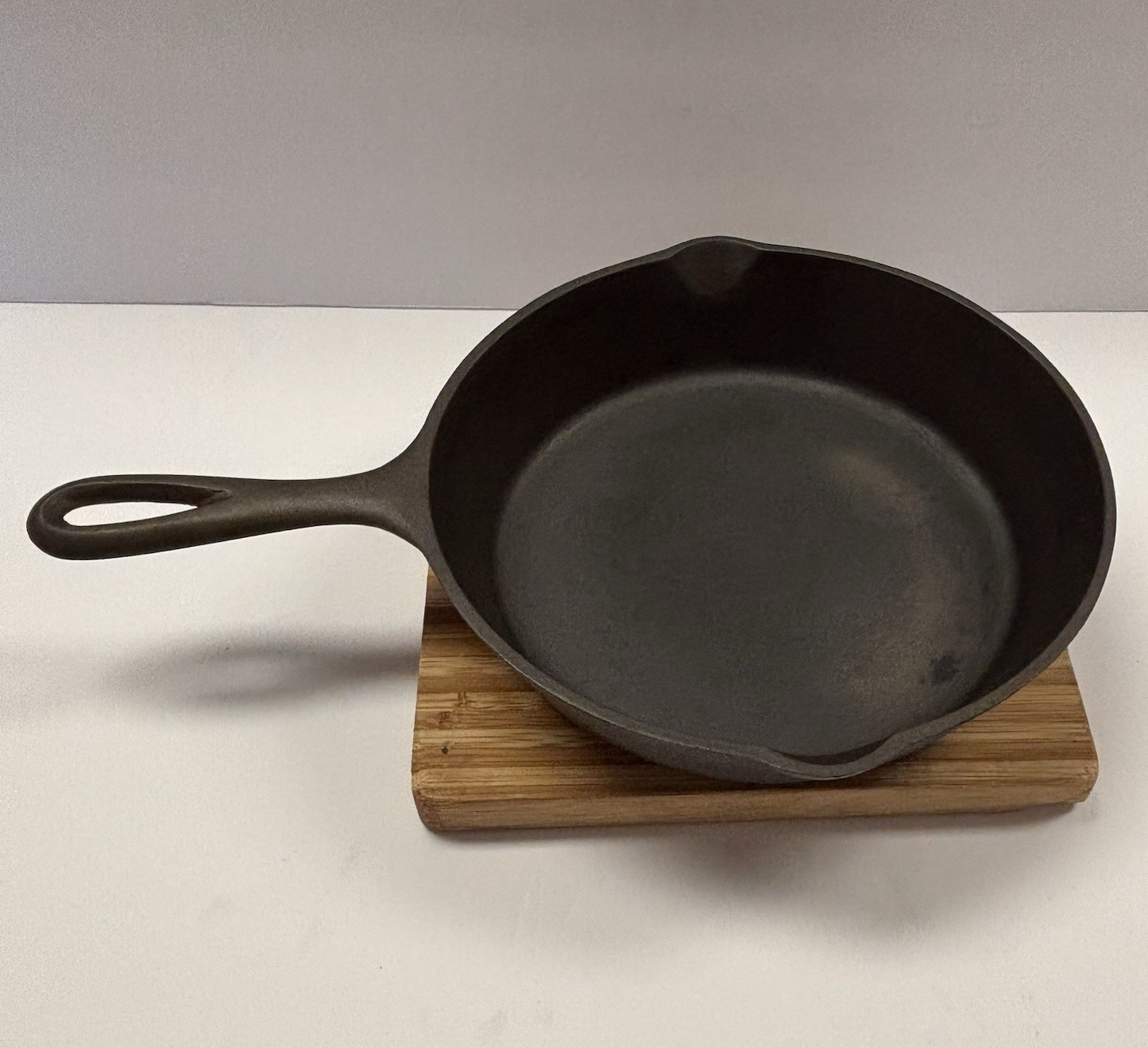 VTG Unmarked Lodge #5 Cast Iron Skillet 3 Notch Heat Ring Restored & Seasoned 