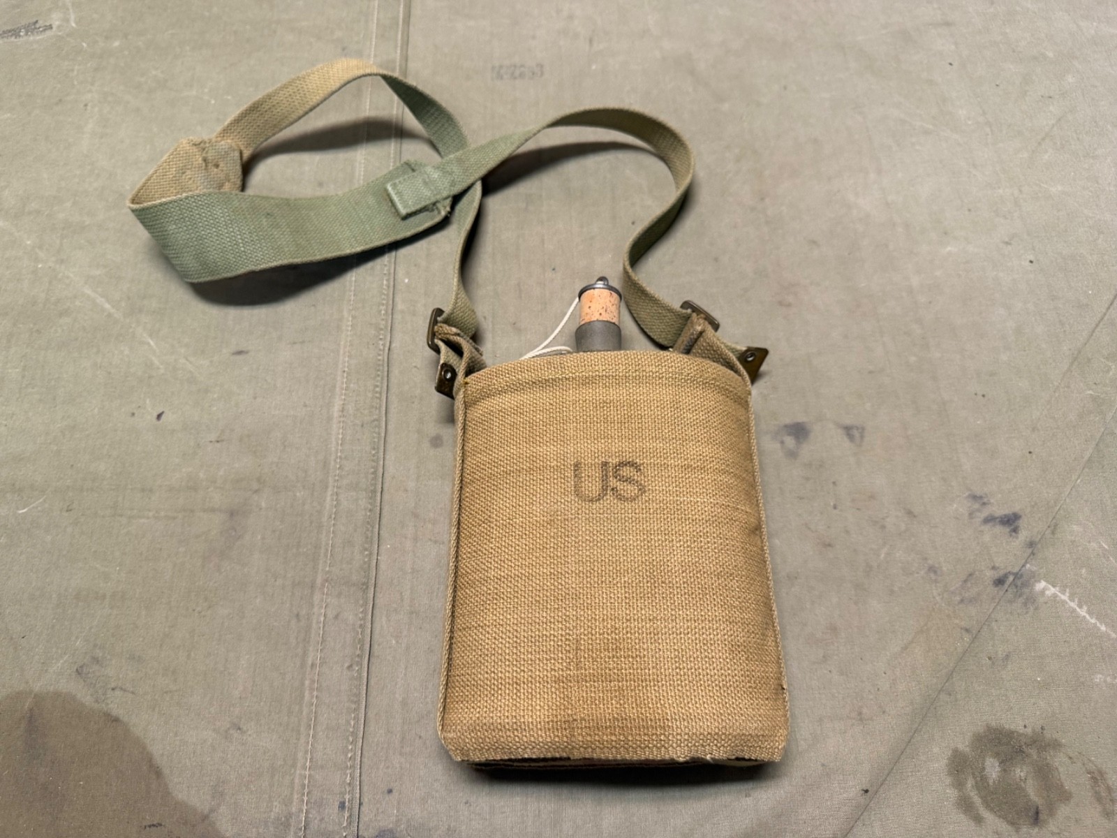 ORIGINAL WWII BRITISH CANADIAN P1937 P37 INFANTRY CANTEEN, CARRIER & STRAP