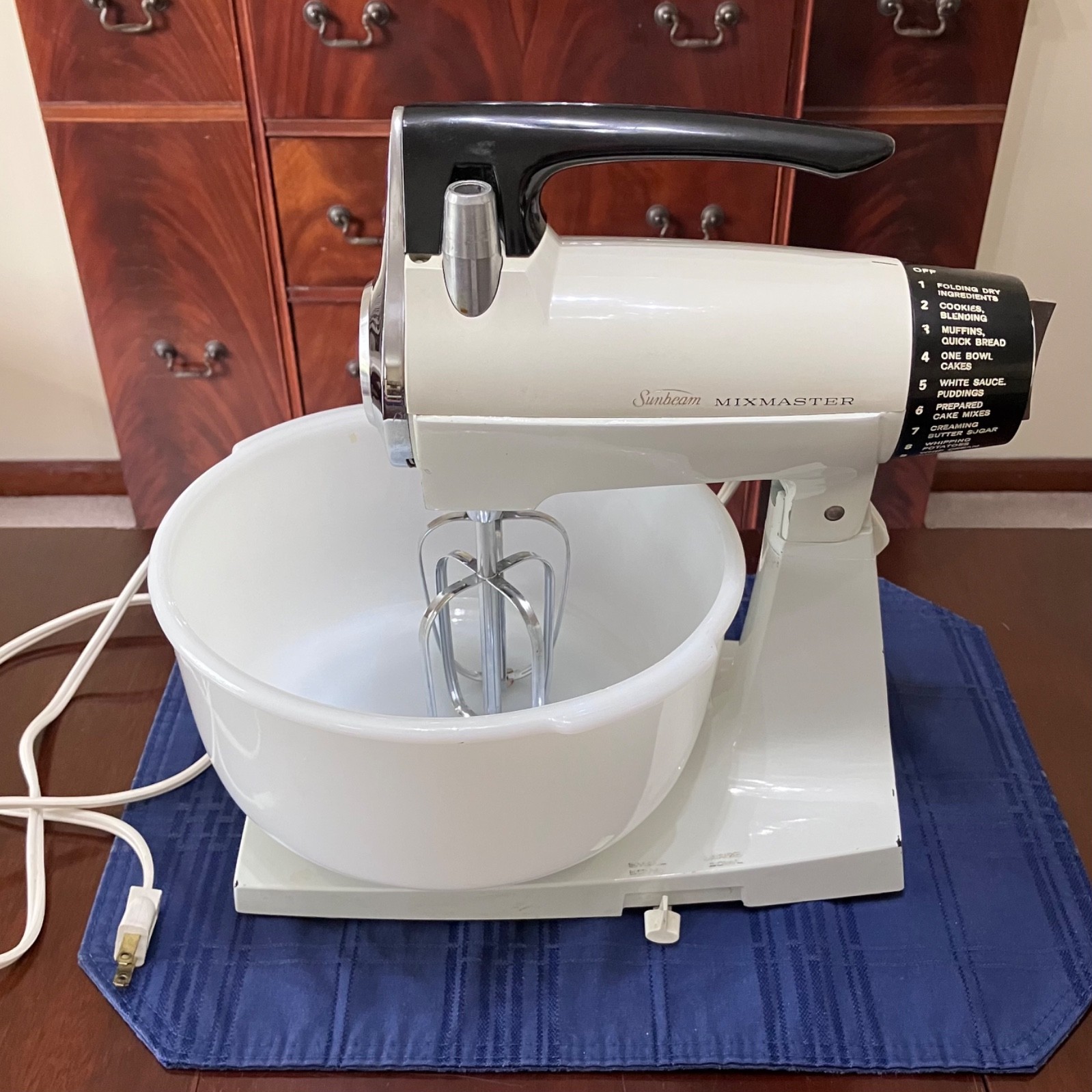 Vtg 1960\'s Sunbeam Mixmaster Stand up Mixer  12 Speeds 2 Beaters Works  Read