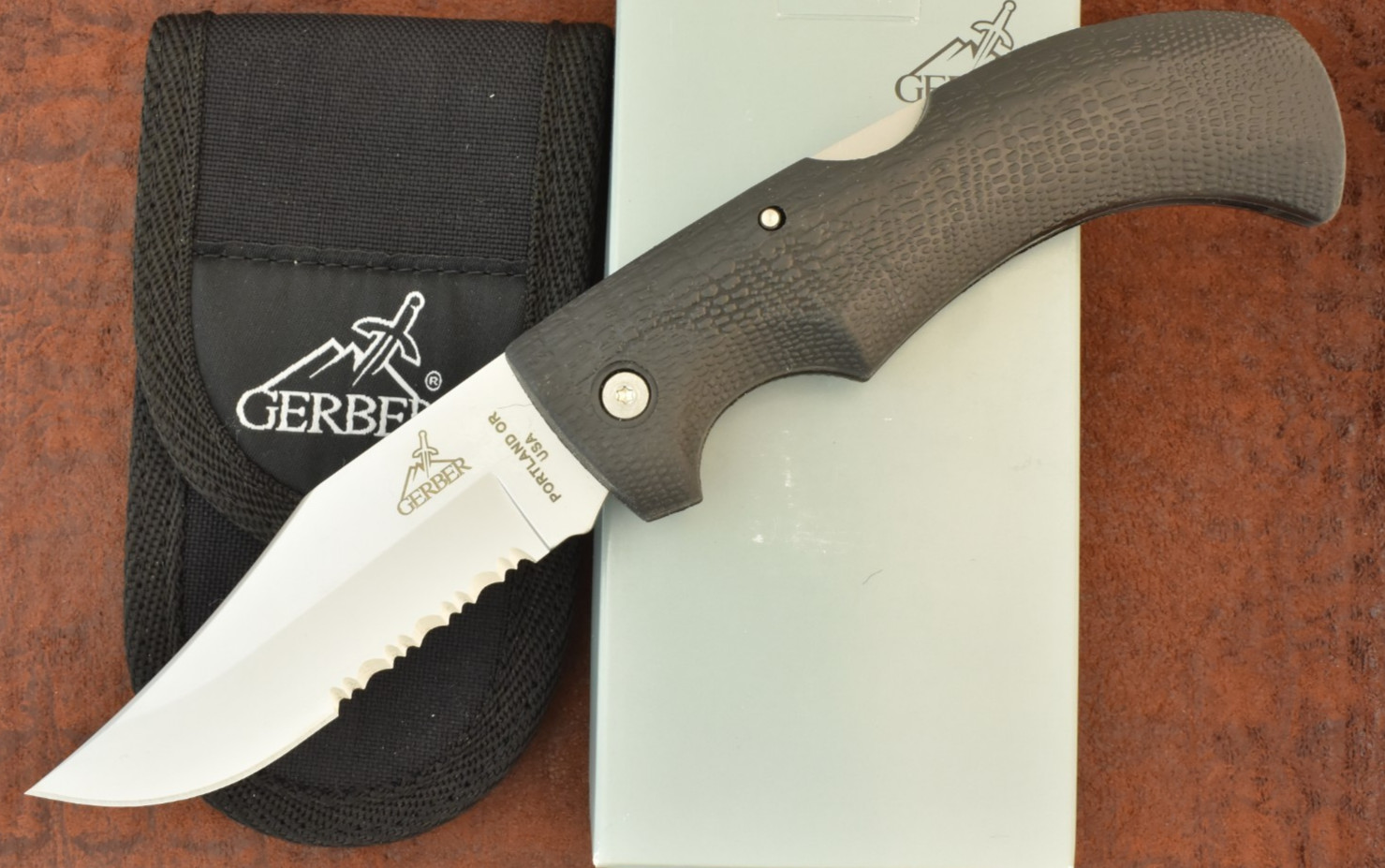 VINTAGE GERBER PORTLAND USA 06079 GATOR STUD RUBBER HUGE LOCKBACK KNIFE NOS 650