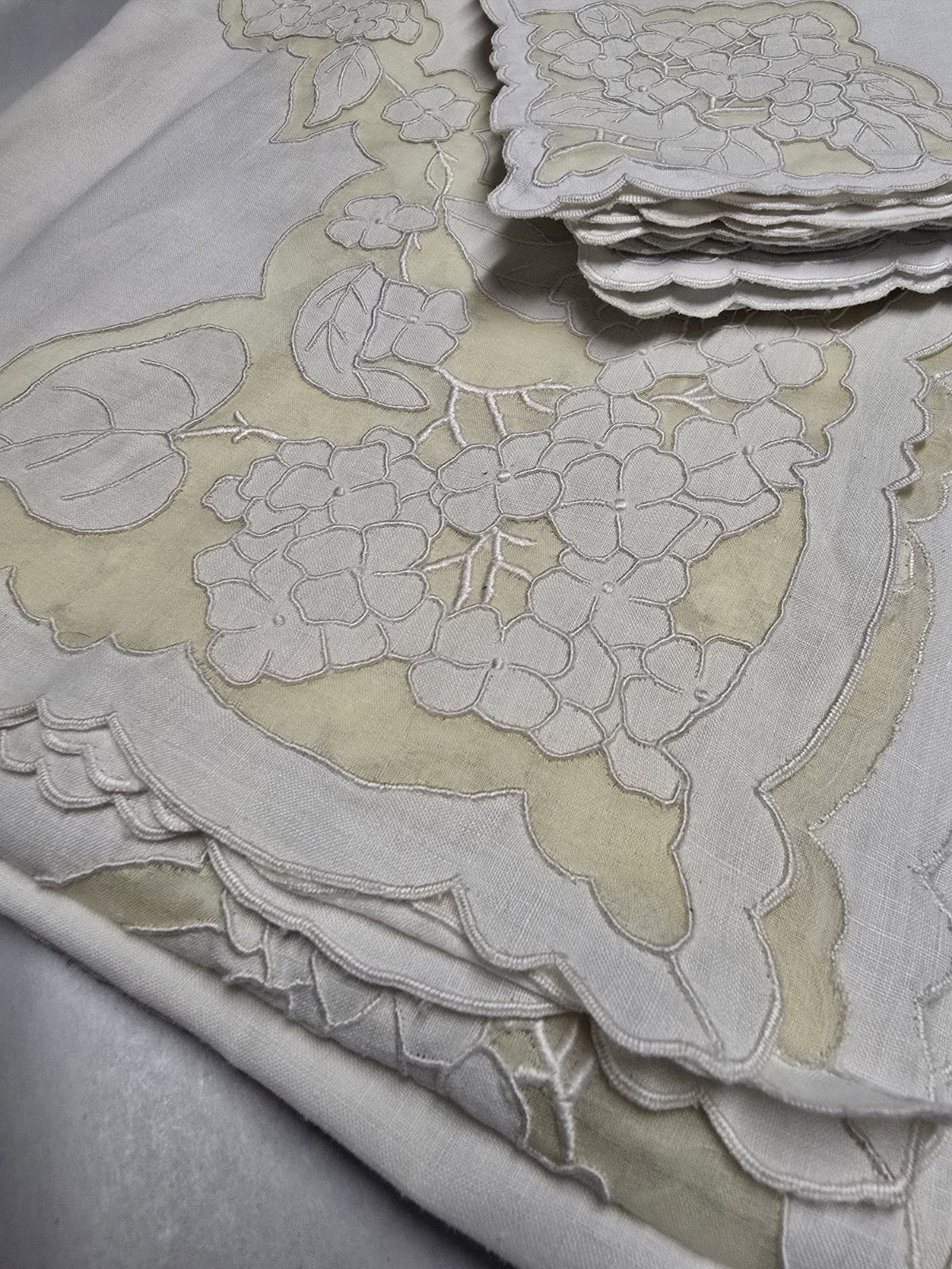 Vtg Fine White Linen Square Tablecloth & 5 Napkings Hydrangea Cutwork Organdy