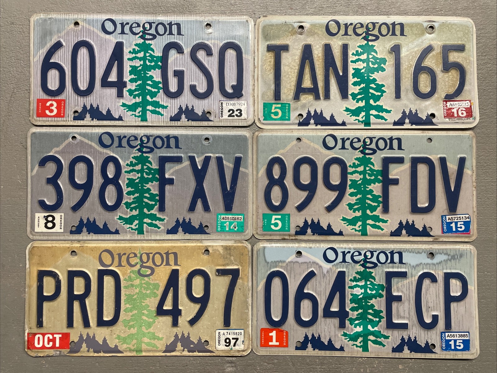 ONE OREGON LICENSE PLATE PINE TREE  MOUNTAINS RANDOM LETTERS/NUMBERS CRAFT GRADE